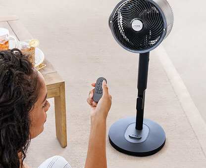 Image of women using the controls on the Shark FlexBreeze fan