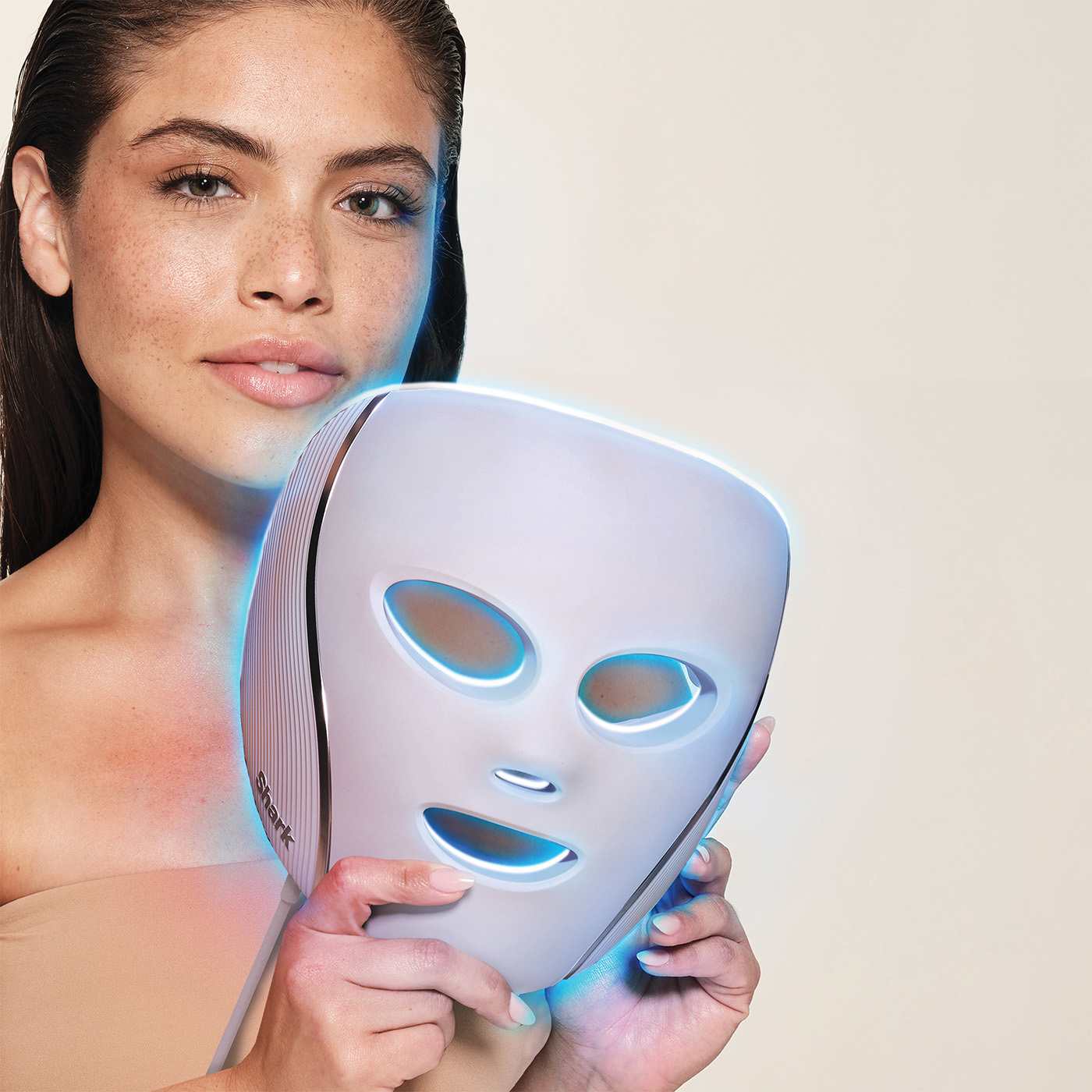 Does Shark CryoGlow use light differently to other masks on the market?